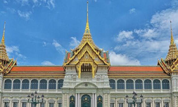 สิ่งก่อสร้าง ของไทยที่ชาวต่างประเทศ รู้จักมากที่สุด คือพระบรมมหาราขวัง Royal Grand Palace